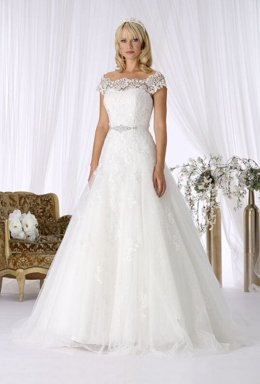 Bruidsjurk Tres Chic - SN8321 Bruidsjurk Tres Chic - SN8321. Kom jij deze bruidsjurk passen in onze bruidswinkel? Bruidsboutique La Romance voor de moderne, klassieke en romantische bruid.