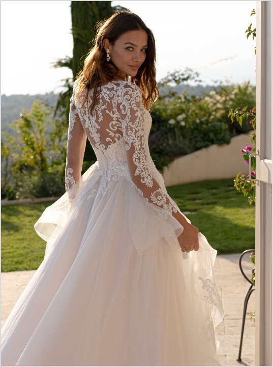Trouwjurk Diane Legrand 81110 Trouwjurk Diane Legrand 81110. Bruidsboutique La Romance heeft weer een prachtige nieuwe collectie trouwjurken ingekocht. Ben je benieuwd naar onze nieuwe collectie bruidsjurken van het bruidsmerk Diane Legrand/Lisa Donetti? Maak vrijblijvend een pasafspraak in onze bruidswinkel. Je bent van harte welkom bij Bruidsboutique La Romance Kerkstraat 29 2971 AK in Bleskensgraaf (Zuid-Holland).