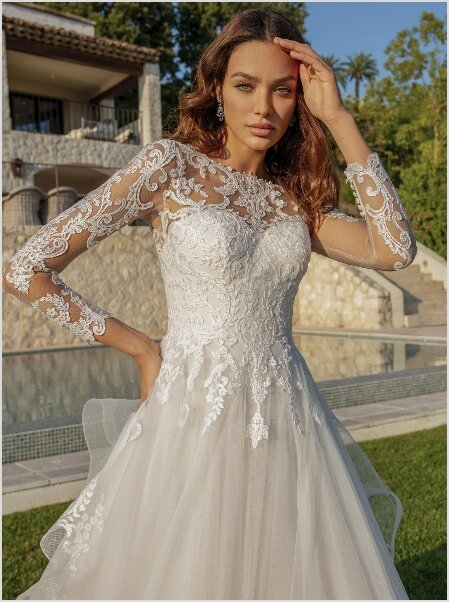 Trouwjurk met mouwen. Bruidsboutique La Romance is de bruidswinkel in de provincie Zuid-Holland. La Romance is gelegen in het landelijke Bleskensgraaf. Wij verkopen verschillende soorten trouwjurken met mouwen en alle bijbehorende bruidsaccessoires. Bruidsschoenen, bruidslingerie, bruidssieraden, bruidssluiers en nog veel meer. Onze nieuwe collectie bruidsjurken is weer prachtig!
