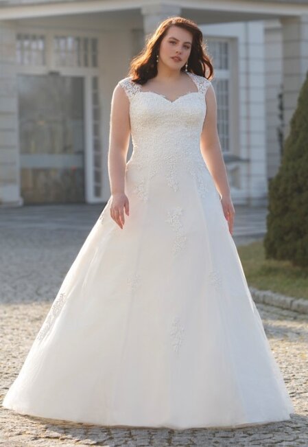 Grote maten trouwjurken Grote maten trouwjurken. De allermooiste grote maten trouwjurken vind je bij Bruidsboutique La Romance in Bleskensgraaf (Zuid-Holland). In onze bruidswinkel verkopen wij ook luxe bruidshandschoenen, bruidssieraden, bruidslingerie, bruidssluiers, bruidshoeden, haaraccessoires, gala kleding, avond kleding en nog veel meer. Ben je benieuwd naar onze nieuwe collectie trouwjurken? Maak vrijblijvend een afspraak in onze bruidswinkel. Bruidsboutique La Romance Kerkstraat 29 2971 AK Bleskensgraaf. Tel: 0184-693446.