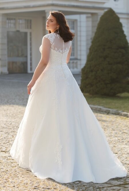 Grote maten trouwjurken Grote maten trouwjurken. De allermooiste grote maten trouwjurken vind je bij Bruidsboutique La Romance in Bleskensgraaf (Zuid-Holland). In onze bruidswinkel verkopen wij ook luxe bruidshandschoenen, bruidssieraden, bruidslingerie, bruidssluiers, bruidshoeden, haaraccessoires, gala kleding, avond kleding en nog veel meer. Ben je benieuwd naar onze nieuwe collectie trouwjurken? Maak vrijblijvend een afspraak in onze bruidswinkel. Bruidsboutique La Romance Kerkstraat 29 2971 AK Bleskensgraaf. Tel: 0184-693446.