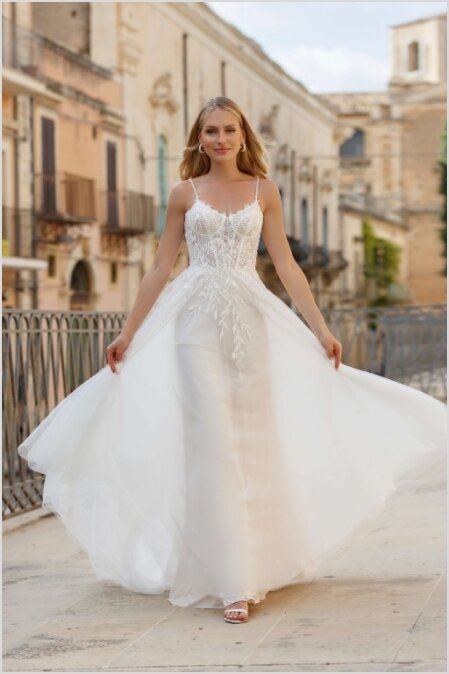 Bruidswinkel Bergen op Zoom Bruidswinkel Bergen op Zoom. Ben je op zoek naar de mooiste bruidsjurken? Bruidsboutique La Romance heeft weer een mooie nieuwe collectie ingekocht! Kom je ook onze prachtige trouwjurken passen? Maak vrijblijvend een pasafspraak. Je bent welkom bij La Romance in Bleskensgraaf (Zuid-Holland).