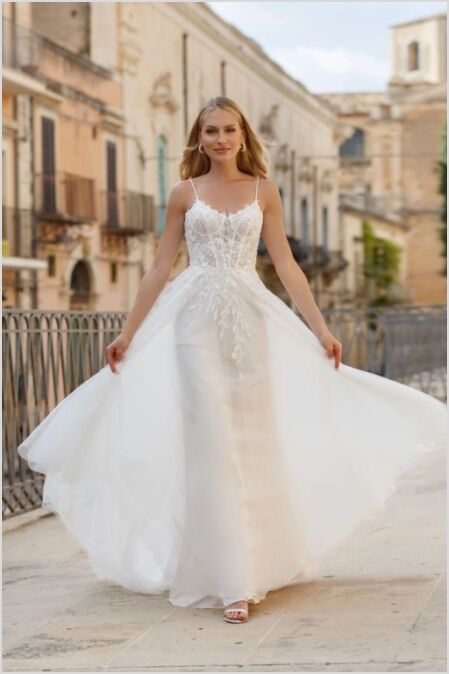 Bruidsmode inspiratie. Bruidsboutique La Romance is de bruidswinkel in de provincie Zuid-Holland. La Romance is gelegen in het landelijke Bleskensgraaf. Wij verkopen verschillende soorten trouwjurken en alle bijbehorende bruidsaccessoires. Bruidsschoenen, bruidslingerie, bruidssieraden, bruidssluiers en nog veel meer.