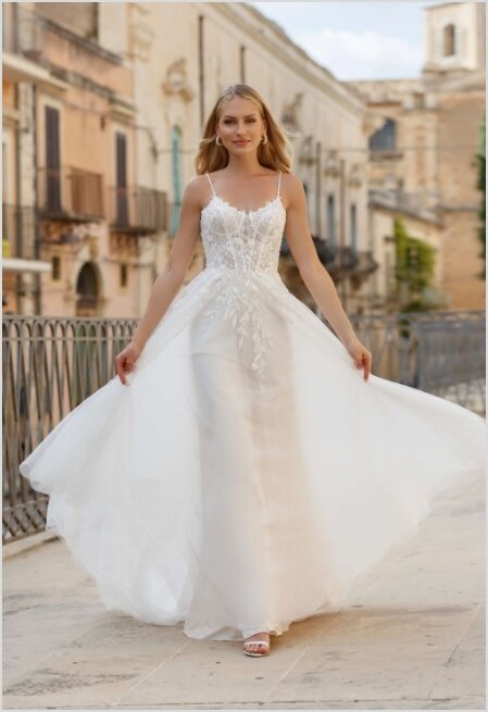 Bruidsmode Hilversum Bruidsmode Hilversum. Bruidsboutique La Romance is de bruidswinkel in de provincie Zuid-Holland. La Romance is gelegen in het landelijke Bleskensgraaf. Wij verkopen verschillende soorten trouwjurken en alle bijbehorende bruidsaccessoires. Bruidsschoenen, bruidslingerie, bruidssieraden, bruidssluiers en nog veel meer. Onze nieuwe collectie bruidsjurken is weer prachtig!