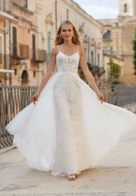 Bruidsmode Lopik. Bruidsboutique La Romance is de bruidswinkel in de provincie Zuid-Holland. La Romance is gelegen in het landelijke Bleskensgraaf. Wij verkopen verschillende soorten trouwjurken en alle bijbehorende bruidsaccessoires. Bruidsschoenen, bruidslingerie, bruidssieraden, bruidssluiers en nog veel meer. Onze nieuwe collectie bruidsjurken is weer prachtig!
