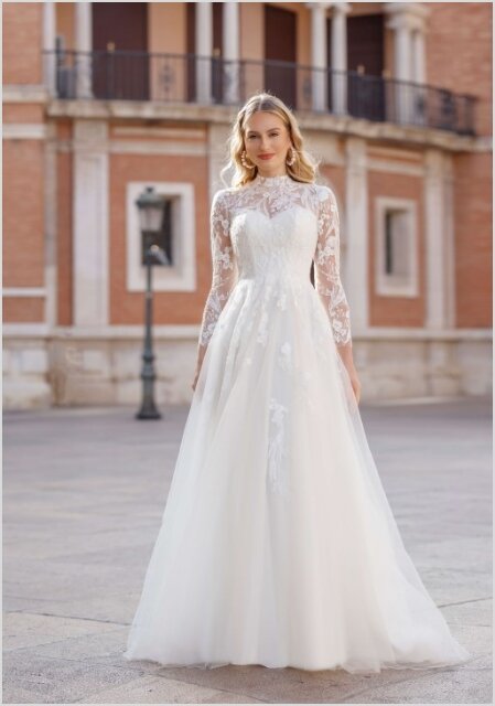 Trouwjurken La Romance Trouwjurken La Romance. Bruidsboutique La Romance is de bruidswinkel in de provincie Zuid-Holland. La Romance is gelegen in het landelijke Bleskensgraaf. Wij verkopen verschillende soorten trouwjurken en alle bijbehorende bruidsaccessoires. Bruidsschoenen, bruidslingerie, bruidssieraden, bruidssluiers en nog veel meer.