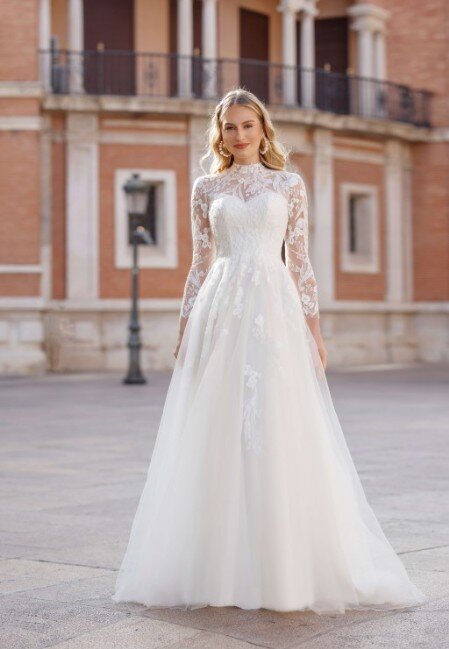 Bruidsmode Sleeuwijk. Bruidsboutique La Romance is de bruidswinkel in de provincie Zuid-Holland. La Romance is gelegen in het landelijke Bleskensgraaf. Wij verkopen verschillende soorten trouwjurken en alle bijbehorende bruidsaccessoires. Bruidsschoenen, bruidslingerie, bruidssieraden, bruidssluiers en nog veel meer. Onze nieuwe collectie bruidsjurken is weer prachtig!