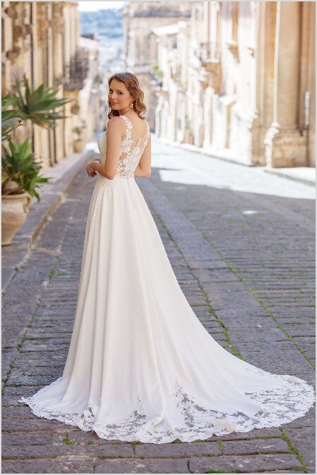 Bruidswinkel Bergen op Zoom Bruidswinkel Bergen op Zoom. Ben je op zoek naar de mooiste bruidsjurken? Bruidsboutique La Romance heeft weer een mooie nieuwe collectie ingekocht! Kom je ook onze prachtige trouwjurken passen? Maak vrijblijvend een pasafspraak. Je bent welkom bij La Romance in Bleskensgraaf (Zuid-Holland).