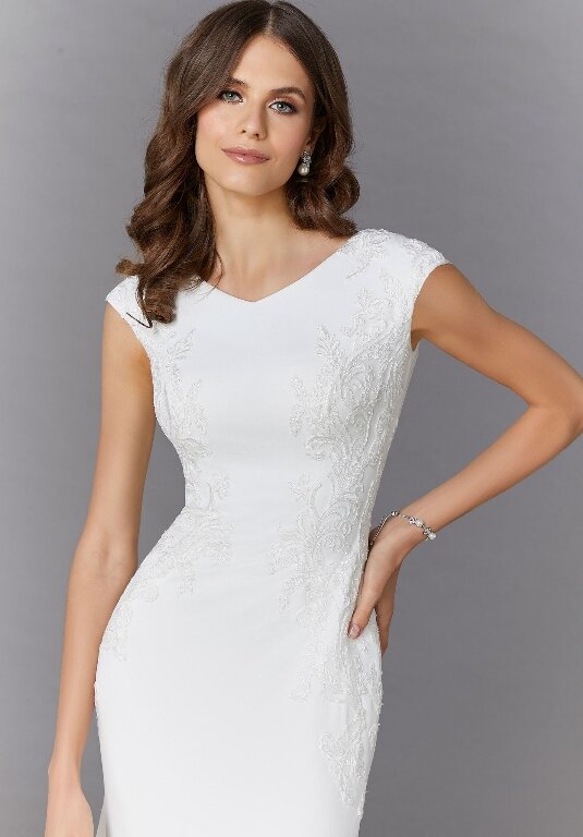 Trouwjurken 60 plus Elegante trouwjurk voor 60+ bruiden bij Bruidsboutique La Romance in Zuid-Holland, met een tijdloos ontwerp voor een stijlvolle en comfortabele bruiloft.