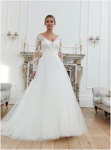 Grote maten bruidsmode - Trouwjurk Romantica Leigh. Wij verkopen de allermooiste grote maten bruidsjaponnen. Bruidsboutique La Romance is de bruidswinkel in de provincie Zuid-Holland. La Romance is gelegen in het landelijke Bleskensgraaf. Wij verkopen verschillende soorten trouwjurken en alle bijbehorende bruidsaccessoires. Bruidsschoenen, bruidslingerie, bruidssieraden, bruidssluiers en nog veel meer. Onze nieuwe collectie bruidsjurken is weer prachtig!