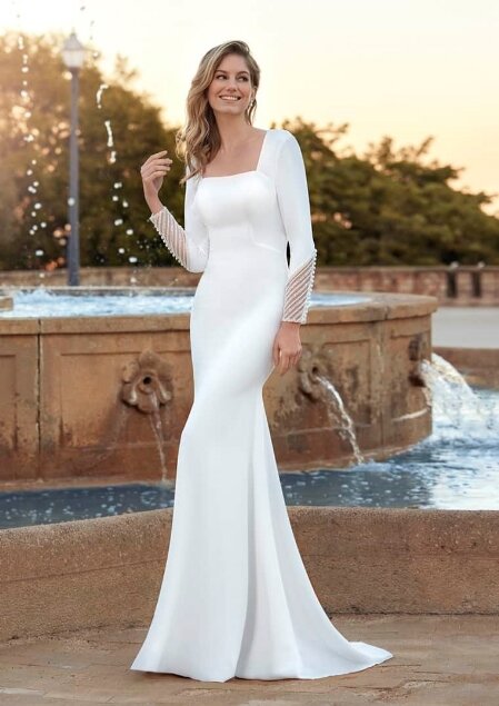 Een stijlvolle bruidsjurk voor vrouwen van 65 jaar en ouder bij Bruidsboutique La Romance, met een strakke pasvorm en elegante details, ideaal voor een verfijnde en comfortabele look op de bruiloft.