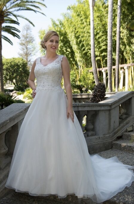 Grote maten trouwjurken Grote maten trouwjurken. De allermooiste grote maten trouwjurken vind je bij Bruidsboutique La Romance in Bleskensgraaf (Zuid-Holland). In onze bruidswinkel verkopen wij ook luxe bruidshandschoenen, bruidssieraden, bruidslingerie, bruidssluiers, bruidshoeden, haaraccessoires, gala kleding, avond kleding en nog veel meer. Ben je benieuwd naar onze nieuwe collectie trouwjurken? Maak vrijblijvend een afspraak in onze bruidswinkel. Bruidsboutique La Romance Kerkstraat 29 2971 AK Bleskensgraaf. Tel: 0184-693446.