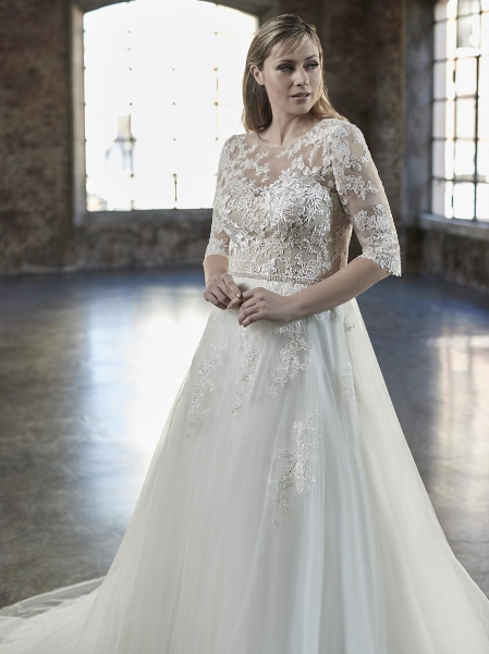 Grote maten trouwjurken Grote maten trouwjurken. De allermooiste grote maten trouwjurken vind je bij Bruidsboutique La Romance in Bleskensgraaf (Zuid-Holland). In onze bruidswinkel verkopen wij ook luxe bruidshandschoenen, bruidssieraden, bruidslingerie, bruidssluiers, bruidshoeden, haaraccessoires, gala kleding, avond kleding en nog veel meer. Ben je benieuwd naar onze nieuwe collectie trouwjurken? Maak vrijblijvend een afspraak in onze bruidswinkel. Bruidsboutique La Romance Kerkstraat 29 2971 AK Bleskensgraaf. Tel: 0184-693446.