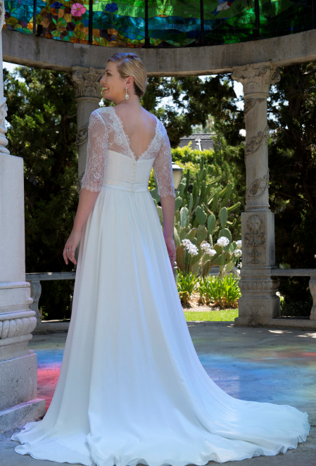 Grote maten trouwjurken Grote maten trouwjurken. De allermooiste grote maten trouwjurken vind je bij Bruidsboutique La Romance in Bleskensgraaf (Zuid-Holland). In onze bruidswinkel verkopen wij ook luxe bruidshandschoenen, bruidssieraden, bruidslingerie, bruidssluiers, bruidshoeden, haaraccessoires, gala kleding, avond kleding en nog veel meer. Ben je benieuwd naar onze nieuwe collectie trouwjurken? Maak vrijblijvend een afspraak in onze bruidswinkel. Bruidsboutique La Romance Kerkstraat 29 2971 AK Bleskensgraaf. Tel: 0184-693446.