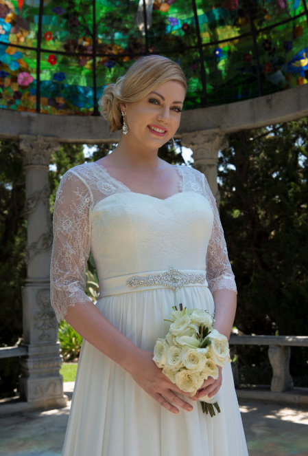 Grote maten trouwjurken Grote maten trouwjurken. De allermooiste grote maten trouwjurken vind je bij Bruidsboutique La Romance in Bleskensgraaf (Zuid-Holland). In onze bruidswinkel verkopen wij ook luxe bruidshandschoenen, bruidssieraden, bruidslingerie, bruidssluiers, bruidshoeden, haaraccessoires, gala kleding, avond kleding en nog veel meer. Ben je benieuwd naar onze nieuwe collectie trouwjurken? Maak vrijblijvend een afspraak in onze bruidswinkel. Bruidsboutique La Romance Kerkstraat 29 2971 AK Bleskensgraaf. Tel: 0184-693446.