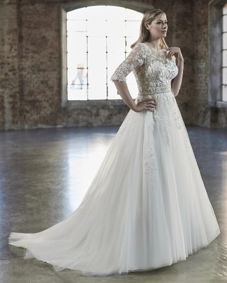Grote maten trouwjurken Grote maten trouwjurken. De allermooiste grote maten trouwjurken vind je bij Bruidsboutique La Romance in Bleskensgraaf (Zuid-Holland). In onze bruidswinkel verkopen wij ook luxe bruidshandschoenen, bruidssieraden, bruidslingerie, bruidssluiers, bruidshoeden, haaraccessoires, gala kleding, avond kleding en nog veel meer. Ben je benieuwd naar onze nieuwe collectie trouwjurken? Maak vrijblijvend een afspraak in onze bruidswinkel. Bruidsboutique La Romance Kerkstraat 29 2971 AK Bleskensgraaf. Tel: 0184-693446.