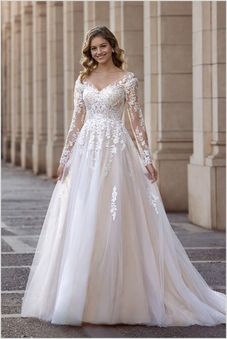 Bruidswinkel Lopik Bruidswinkel Lopik. Bruidsboutique La Romance in de omgeving van Lopik heeft weer een prachtige nieuwe collectie romantische trouwjurken ingekocht. Kom je ook onze nieuwe colectie romantische prinsessen bruidsjurken passen? Je bent welkom bij La Romance aan de Kerkstraat 29 in Bleskensgraaf (Zuid-Holland).