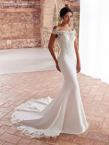 White One by Pronovias Agapi. Ben je benieuwd naar deze mooie trouwjurk Agapi van White One Pronovias? Bruidsboutique La Romance heeft weer een prachtige nieuwe collectie trouwjurken ingekocht. Ben je benieuwd naar onze nieuwe collectie bruidsjurken van het bekende bruidsmerk White One by Pronovias? Maak vrijblijvend een pasafspraak in onze bruidswinkel. Je bent van harte welkom bij Bruidsboutique La Romance Kerkstraat 29 2971 AK in Bleskensgraaf (Zuid-Holland).