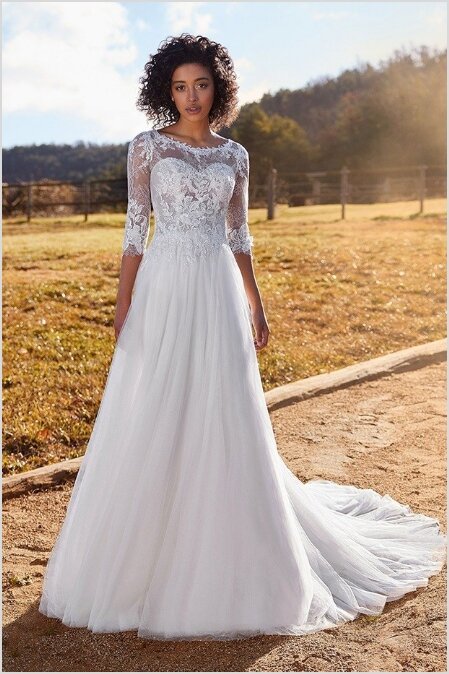 Trouwjurk met mouwen. Bruidsboutique La Romance is de bruidswinkel in de provincie Zuid-Holland. La Romance is gelegen in het landelijke Bleskensgraaf. Wij verkopen verschillende soorten trouwjurken met mouwen en alle bijbehorende bruidsaccessoires. Bruidsschoenen, bruidslingerie, bruidssieraden, bruidssluiers en nog veel meer. Onze nieuwe collectie bruidsjurken is weer prachtig!