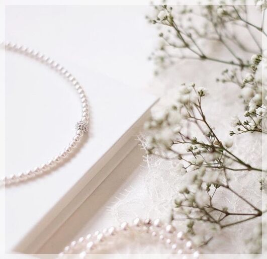 Abrazi Bruidsaccessoires Zuid-Holland. De allermooiste bruidsaccessoires vind je bij Bruidsboutique La Romance in Bleskensgraaf (Zuid-Holland).