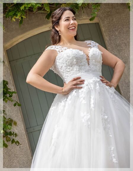 Een elegante bruidsjurk voor een vrouw van 65 jaar of ouder, ontworpen voor comfort en stijl, gepresenteerd in Bruidsboutique La Romance.