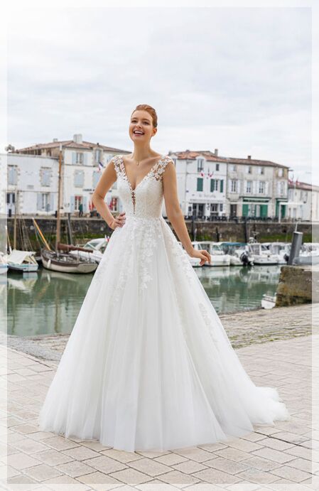 Elegante trouwjurk voor vrouwen boven de 40, ontworpen met verfijning en stijl. Perfecte pasvorm en luxe stoffen voor een tijdloze uitstraling op je bruiloft.