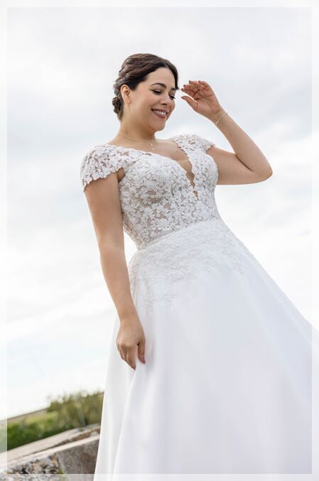 Elegante trouwjurk voor vrouwen boven de 40, met een klassieke A-lijn snit en verfijnde kantdetails, geschikt voor de bruid die zoekt naar stijl en comfort op haar speciale dag.