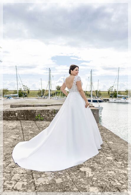 Elegante trouwjurken voor bruiden van 40 jaar en ouder, ontworpen voor stijl, comfort en verfijning.