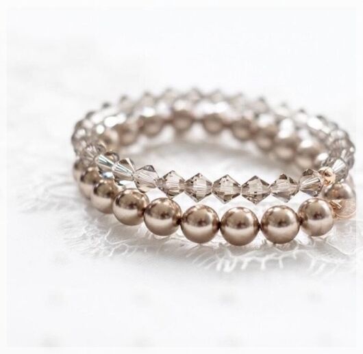 Bruidsaccessoires Abrazi Zuid-Holland. De allermooiste bruidsaccessoires vind je bij Bruidsboutique La Romance in Bleskensgraaf (Zuid-Holland). In onze winkel verkopen wij luxe bruidsschoenen, bruidssieraden, bruidslingerie, bruidssluiers, bruidshandschoenen, bruidshoeden, haaraccessoires, gala kleding, avond kleding en nog veel meer. Ben je benieuwd naar onze luxe bruidsaccessoires? Kom langs in onze bruidswinkel.