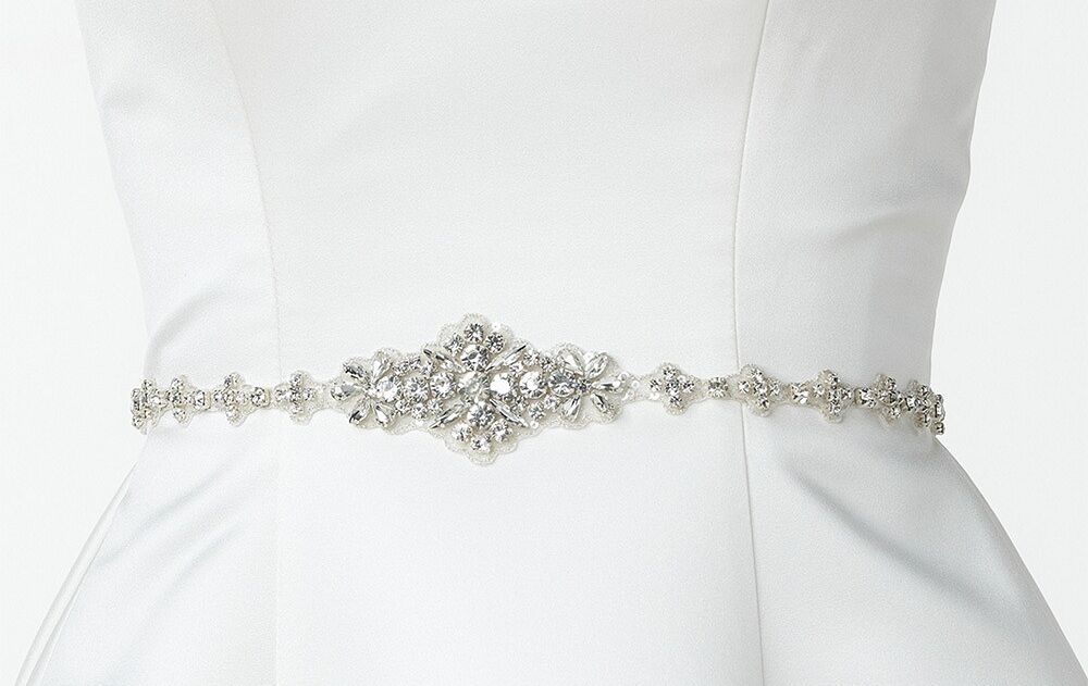 Accentueer je bruidsjurk met een elegante ceintuur.