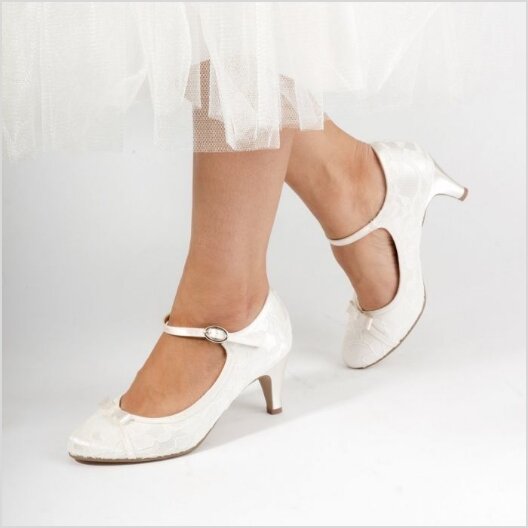 Bruidsschoenen. Bruidsboutique La Romance is de bruidswinkel voor de mooiste trouwjurken en bruidsaccessoires. Verkoop van bruidsschoenen van het luxe bekende bruidsschoenen merk Pink by Paradox in de provincie Zuid-Holland.