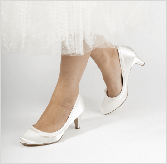 Bruidsschoenen. Bruidsboutique La Romance is de bruidswinkel voor de mooiste trouwjurken en bruidsaccessoires. Verkoop van bruidsschoenen van het luxe bekende bruidsschoenen merk Pink by Paradox in de provincie Zuid-Holland.
