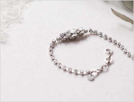Rose armbanden Rose armbanden. Ben je op zoek naar de allermooiste bruids armbanden? Bruidsboutique La Romance is de bruidswinkel in de provincie Zuid-Holland. La Romance is gelegen in het landelijke Bleskensgraaf. Wij verkopen verschillende soorten trouwjurken en alle bijbehorende bruidsaccessoires. Bruidsschoenen, bruidslingerie, bruidssieraden, bruidssluiers en nog veel meer. Onze nieuwe collectie bruidsjurken is weer prachtig!