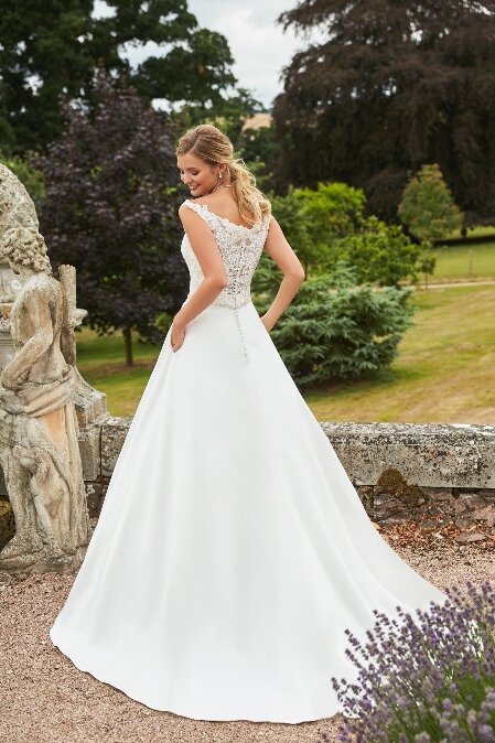 Bruidsjurk Romantica Dilys. Kom jij deze bruidsjurk passen in onze bruidswinkel? Bruidsboutique La Romance voor de moderne, klassieke en romantische bruid.