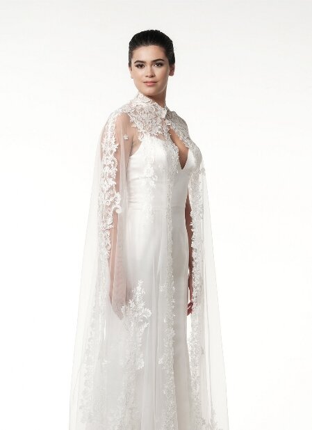 Cape Poirier T-127 - Luxe ivoorkleurige soft-tule cape met geborduurd kanten boordje en sleep