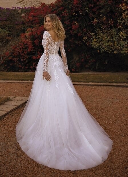 Bruidsmode. Bruidsboutique La Romance heeft weer een prachtige nieuwe bruidsmode collectie ingekocht. Ben je benieuwd naar onze nieuwe collectie bruidsjurken van het bruidsmerk Pronovias? Maak vrijblijvend een pasafspraak in onze bruidswinkel. Je bent van harte welkom bij Bruidsboutique La Romance Kerkstraat 29 2971 AK in Bleskensgraaf (Zuid-Holland).