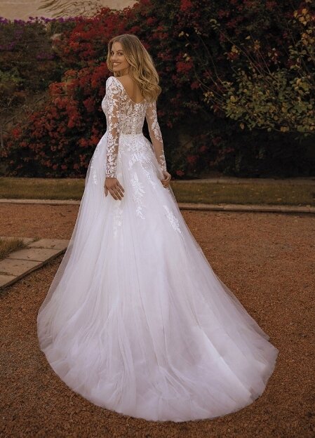 Pronovias White One Viva Pronovias White One Viva. Bruidsboutique La Romance heeft weer een prachtige nieuwe collectie trouwjurken ingekocht. Ben je benieuwd naar onze nieuwe collectie bruidsjurken van het bruidsmerk Pronovias? Maak vrijblijvend een pasafspraak in onze bruidswinkel. Je bent van harte welkom bij Bruidsboutique La Romance Kerkstraat 29 2971 AK in Bleskensgraaf (Zuid-Holland).