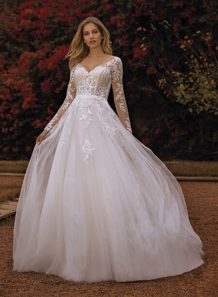 Pronovias White One Viva Pronovias White One Viva. Bruidsboutique La Romance heeft weer een prachtige nieuwe collectie trouwjurken ingekocht. Ben je benieuwd naar onze nieuwe collectie bruidsjurken van het bruidsmerk Pronovias? Maak vrijblijvend een pasafspraak in onze bruidswinkel. Je bent van harte welkom bij Bruidsboutique La Romance Kerkstraat 29 2971 AK in Bleskensgraaf (Zuid-Holland).