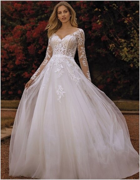 Trouwjurk met mouwen. Bruidsboutique La Romance is de bruidswinkel in de provincie Zuid-Holland. La Romance is gelegen in het landelijke Bleskensgraaf. Wij verkopen verschillende soorten trouwjurken met mouwen en alle bijbehorende bruidsaccessoires. Bruidsschoenen, bruidslingerie, bruidssieraden, bruidssluiers en nog veel meer. Onze nieuwe collectie bruidsjurken is weer prachtig!