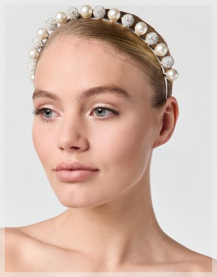 Tiara BB-75027 - Tiara met een trendy uitstraling met matte parels en strassbollen.