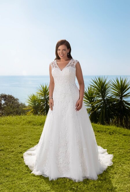 Grote maten trouwjurken Grote maten trouwjurken. De allermooiste grote maten trouwjurken vind je bij Bruidsboutique La Romance in Bleskensgraaf (Zuid-Holland). In onze bruidswinkel verkopen wij ook luxe bruidshandschoenen, bruidssieraden, bruidslingerie, bruidssluiers, bruidshoeden, haaraccessoires, gala kleding, avond kleding en nog veel meer. Ben je benieuwd naar onze nieuwe collectie trouwjurken? Maak vrijblijvend een afspraak in onze bruidswinkel. Bruidsboutique La Romance Kerkstraat 29 2971 AK Bleskensgraaf. Tel: 0184-693446.