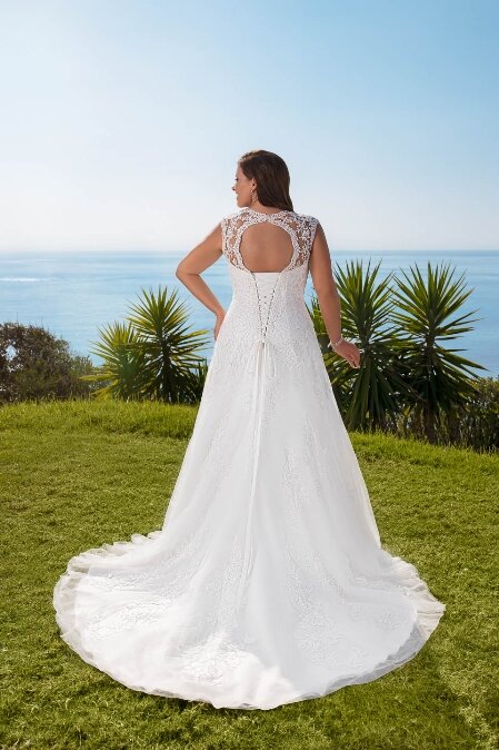 Grote maten trouwjurken Grote maten trouwjurken. De allermooiste grote maten trouwjurken vind je bij Bruidsboutique La Romance in Bleskensgraaf (Zuid-Holland). In onze bruidswinkel verkopen wij ook luxe bruidshandschoenen, bruidssieraden, bruidslingerie, bruidssluiers, bruidshoeden, haaraccessoires, gala kleding, avond kleding en nog veel meer. Ben je benieuwd naar onze nieuwe collectie trouwjurken? Maak vrijblijvend een afspraak in onze bruidswinkel. Bruidsboutique La Romance Kerkstraat 29 2971 AK Bleskensgraaf. Tel: 0184-693446.