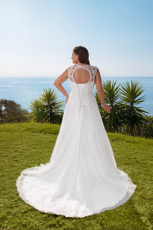 Grote maten bruidsjurk Tres Chic: 21301 - Kom jij deze bruidsjurk passen in onze bruidswinkel? Bruidsboutique La Romance voor de moderne, klassieke en romantische bruid.