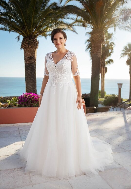 Grote maten bruidsjurk: 21303 - Tres Chic Grote maten bruidsjurk: 21303 - Tres Chic. Kom jij deze bruidsjurk passen in onze bruidswinkel? Bruidsboutique La Romance voor de moderne, klassieke en romantische bruid.