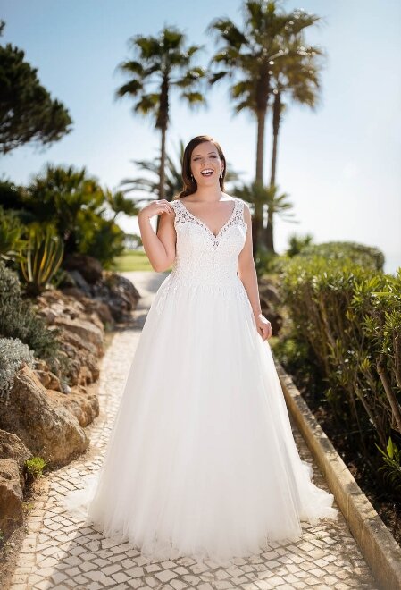 Grote maten trouwjurken Grote maten trouwjurken. De allermooiste grote maten trouwjurken vind je bij Bruidsboutique La Romance in Bleskensgraaf (Zuid-Holland). In onze bruidswinkel verkopen wij ook luxe bruidshandschoenen, bruidssieraden, bruidslingerie, bruidssluiers, bruidshoeden, haaraccessoires, gala kleding, avond kleding en nog veel meer. Ben je benieuwd naar onze nieuwe collectie trouwjurken? Maak vrijblijvend een afspraak in onze bruidswinkel. Bruidsboutique La Romance Kerkstraat 29 2971 AK Bleskensgraaf. Tel: 0184-693446.