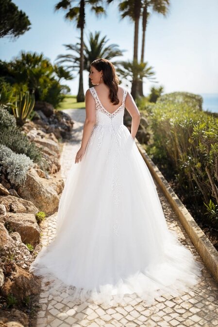 Grote maten trouwjurken Grote maten trouwjurken. De allermooiste grote maten trouwjurken vind je bij Bruidsboutique La Romance in Bleskensgraaf (Zuid-Holland). In onze bruidswinkel verkopen wij ook luxe bruidshandschoenen, bruidssieraden, bruidslingerie, bruidssluiers, bruidshoeden, haaraccessoires, gala kleding, avond kleding en nog veel meer. Ben je benieuwd naar onze nieuwe collectie trouwjurken? Maak vrijblijvend een afspraak in onze bruidswinkel. Bruidsboutique La Romance Kerkstraat 29 2971 AK Bleskensgraaf. Tel: 0184-693446.