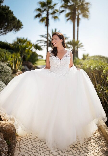 Grote maten trouwjurken Grote maten trouwjurken. De allermooiste grote maten trouwjurken vind je bij Bruidsboutique La Romance in Bleskensgraaf (Zuid-Holland). In onze bruidswinkel verkopen wij ook luxe bruidshandschoenen, bruidssieraden, bruidslingerie, bruidssluiers, bruidshoeden, haaraccessoires, gala kleding, avond kleding en nog veel meer. Ben je benieuwd naar onze nieuwe collectie trouwjurken? Maak vrijblijvend een afspraak in onze bruidswinkel. Bruidsboutique La Romance Kerkstraat 29 2971 AK Bleskensgraaf. Tel: 0184-693446.