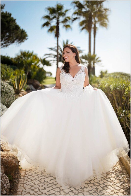 Winkel trouwjurken Winkel trouwjurken. Ben je benieuwd naar onze mooie bruidsjaponnen? Bruidsboutique La Romance heeft weer een prachtige nieuwe collectie trouwjurken ingekocht. Ben je benieuwd naar onze nieuwe collectie bruidsjurken? Maak vrijblijvend een pasafspraak in onze bruidswinkel. Je bent van harte welkom bij Bruidsboutique La Romance Kerkstraat 29 2971 AK in Bleskensgraaf (Zuid-Holland).
