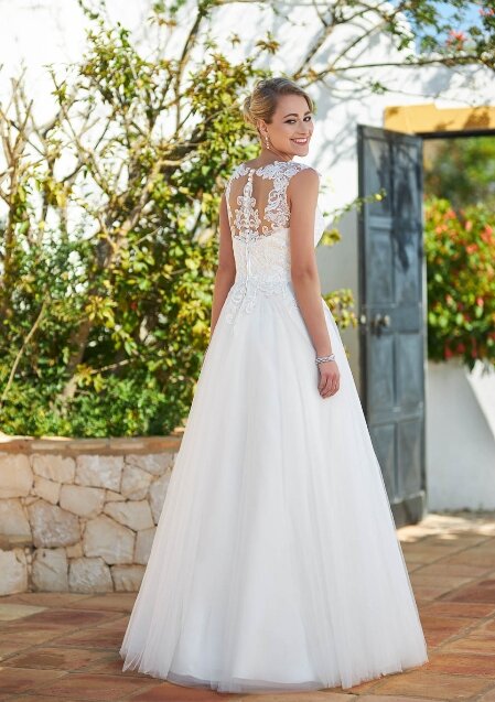 Bruidsjurk Tres Chic: 1101. Bruidsboutique La Romance in de omgeving van Dordrecht heeft weer een prachtige collectie van het romantische bruidsmerk Tres Chic. Kom jij deze prachtige bruidsjapon passen in onze bruidswinkel?