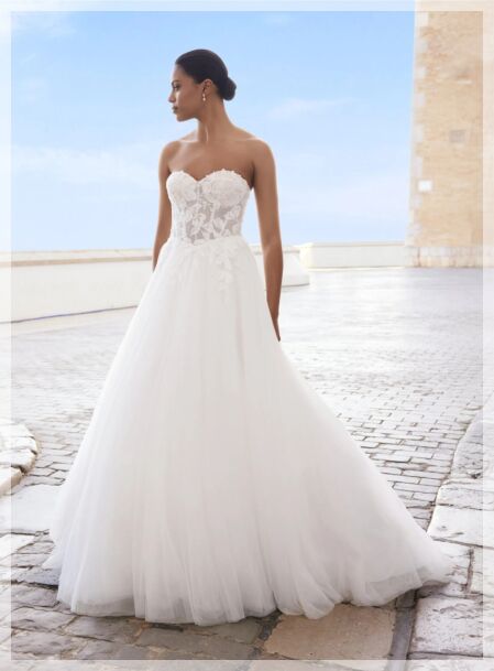 Romantische trouwjurken. Romantische trouwjurk van het bruidsmerk Jarice. Bruidsboutique La Romance heeft weer een prachtige nieuwe collectie trouwjurken ingekocht. Ben je benieuwd naar onze nieuwe collectie bruidsjurken en bruidsaccessoires? Wij verkopen verschillende soorten trouwjurken en alle bijbehorende bruidsaccessoires. Bruidsschoenen, bruidslingerie, bruidssieraden, bruidssluiers en nog veel meer. Maak vrijblijvend een afspraak in onze bruidswinkel. Je bent van harte welkom bij Bruidsboutique La Romance Kerkstraat 29 2971 AK in Bleskensgraaf (Zuid-Holland).